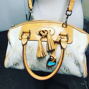 🦆Dooney & Bourke signature domed Satchel